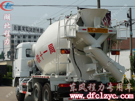 斯太爾混凝土攪拌運(yùn)輸車尾部展示圖