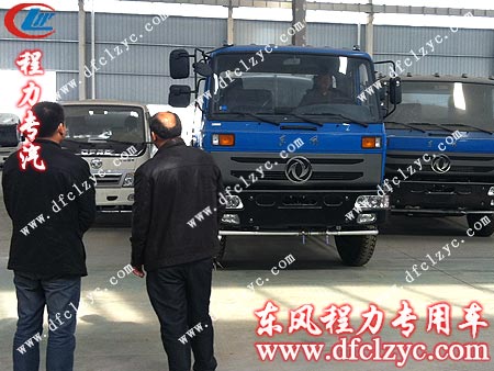 湖北程力集團(tuán)銷(xiāo)售部主管馬總親自為客戶試車(chē) 湖北程力集團(tuán)銷(xiāo)售部主管馬總親自為客戶試車(chē)