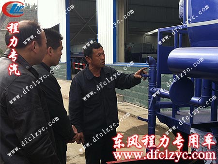 湖北程力工作人員為客戶講解東風(fēng)145多功能灑水車(chē)專(zhuān)用功能 湖北程力工作人員為客戶講解東風(fēng)145多功能灑水車(chē)專(zhuān)用功能
