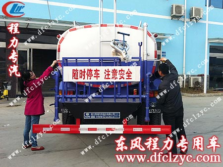 正在質(zhì)檢的湖北程力工作人員 正在質(zhì)檢的湖北程力工作人員