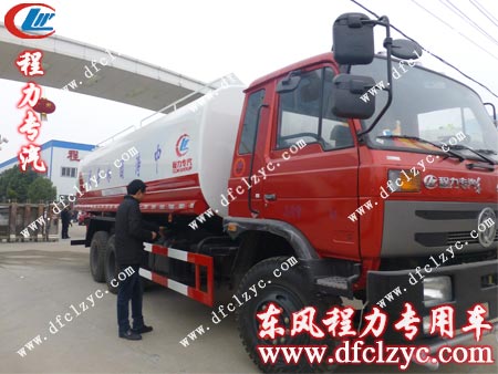 東風1208后雙橋灑水車出發(fā)前湖北程力門口留影