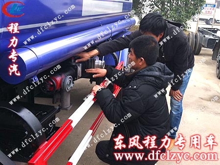 湖北程力徐師傅教用戶如何操作灑水車