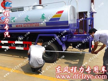 湖北程力質(zhì)檢人員對東風(fēng)勁卡灑水車進行質(zhì)檢