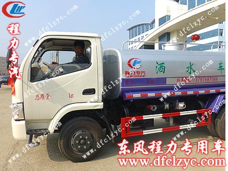 東風(fēng)勁卡灑水車停靠在湖北程力門口準(zhǔn)備出發(fā)了