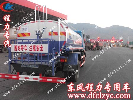 東風(fēng)145灑水車正在檢測站排隊等候