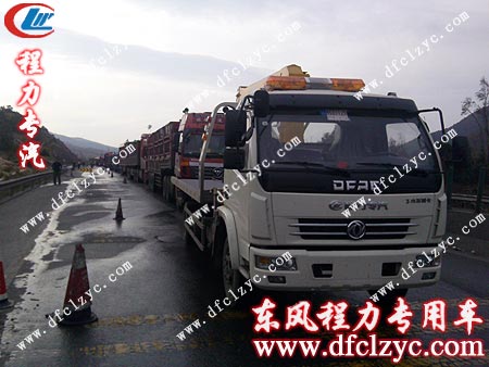 東風(fēng)多利卡隨車吊帶清障多用車行駛在去云南保山的途中 東風(fēng)多利卡隨車吊帶清障多用車行駛在去云南保山的途中