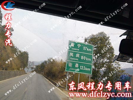 東風(fēng)多利卡隨車吊帶清障多用車即將到達(dá)用戶所在地 東風(fēng)多利卡隨車吊帶清障多用車即將到達(dá)用戶所在地