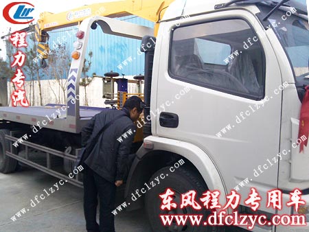 用戶對東風(fēng)多利卡隨車吊帶清障多用車進(jìn)行驗(yàn)收 用戶對東風(fēng)多利卡隨車吊帶清障多用車進(jìn)行驗(yàn)收