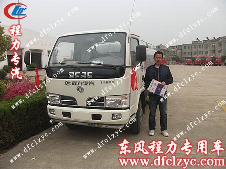 東風福瑞卡灑水車驗收合格用戶露出滿意的笑容