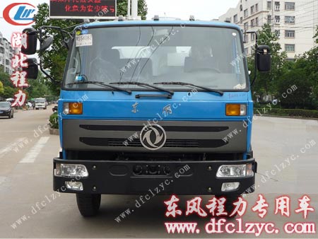 東風(fēng)145清洗吸污多功能車簡潔大方的藍色駕駛室 東風(fēng)145清洗吸污多功能車簡潔大方的藍色駕駛室