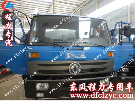 東風(fēng)153多功能綠化灑水車寬敞豪華的駕駛室