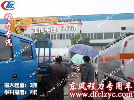 湖北程力司機(jī)為隨車吊客戶演示操作過程