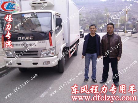 李先生心情愉快與送車司機合影留念