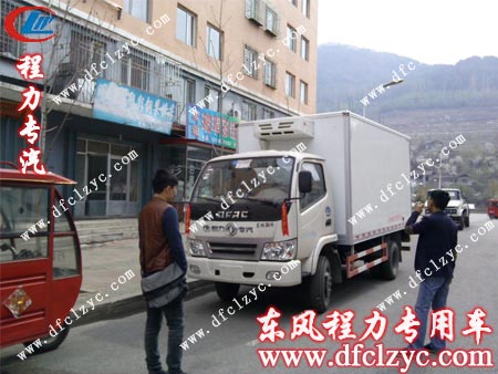 李先生的朋友也聞訊趕來，圍觀這千里之外到來的冷藏車