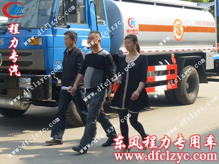 銷售經(jīng)理帶鄧先生看車路上