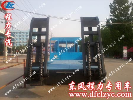 東風(fēng)勁卡挖機(jī)平板運(yùn)輸車尾部展示