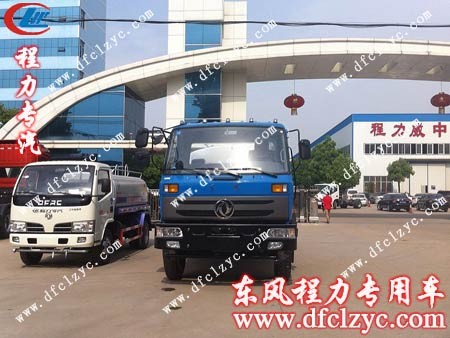 東風(fēng)145灑水車出發(fā)前公司門口留影