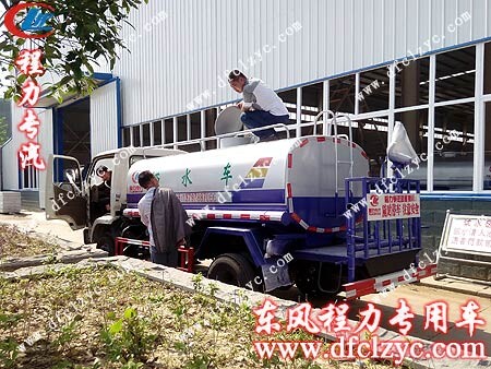 湖北程力東風勁卡灑水車正在試水