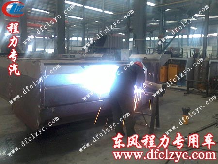 垃圾車焊接現(xiàn)場 垃圾車焊接現(xiàn)場