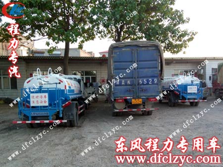東風(fēng)勁卡灑水車(chē)休息途中 東風(fēng)勁卡灑水車(chē)休息途中