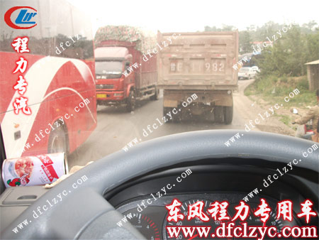 東風(fēng)多利卡冷藏車正行駛在路上 東風(fēng)多利卡冷藏車正行駛在路上