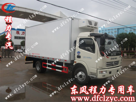 東風(fēng)多利卡冷藏車出發(fā)前在公司門口留影