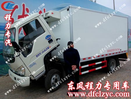 吳先生檢查福田冷藏車發(fā)動機等底盤配置 吳先生檢查福田冷藏車發(fā)動機等底盤配置