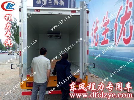 吳先生檢驗冷藏車廂體部分 吳先生檢驗冷藏車廂體部分