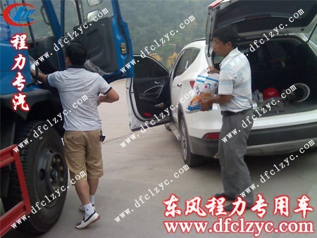 湖北程力東風(fēng)145灑水車與客戶 湖北程力東風(fēng)145灑水車與客戶