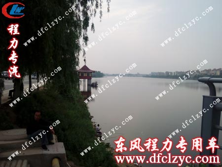 該輛東風(fēng)多利卡吸污帶襯塑車在湖北程力公司外部試車 該輛東風(fēng)多利卡吸污帶襯塑車在湖北程力公司外部試車