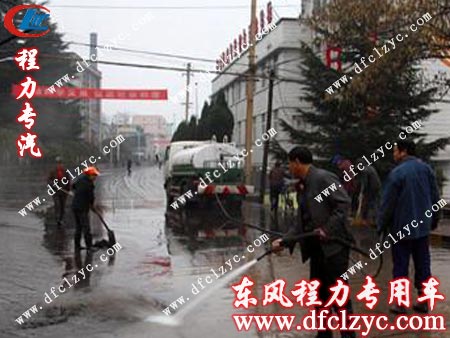 工作中的多功能灑水車 工作中的多功能灑水車