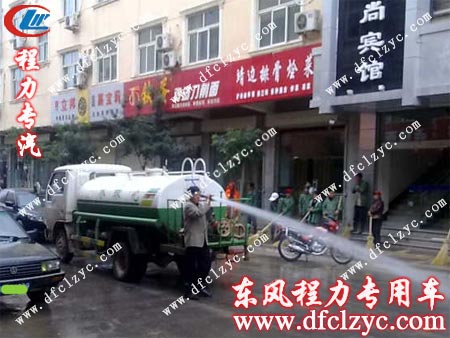 工作中的多功能灑水車 工作中的多功能灑水車