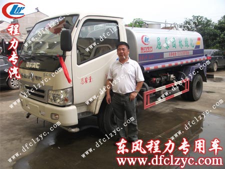 葛先生與湖北程力東風(fēng)小霸王灑水車(chē)合影 葛先生與湖北程力東風(fēng)小霸王灑水車(chē)合影