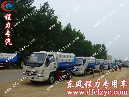 在公司門口一字排開的福田掛桶垃圾車 在公司門口一字排開的福田掛桶垃圾車