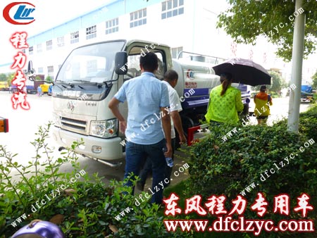 程力公司庹經(jīng)理介紹東風(fēng)勁卡灑水車場(chǎng)景 程力公司庹經(jīng)理介紹東風(fēng)勁卡灑水車場(chǎng)景