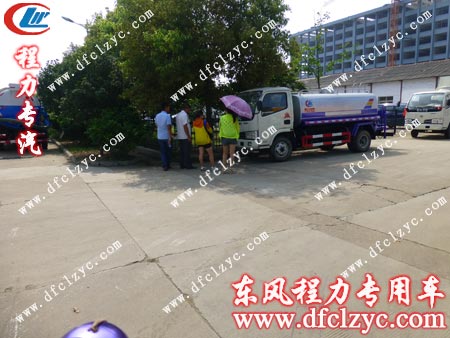 程力公司庹經(jīng)理介紹東風(fēng)福瑞卡灑水車場(chǎng)景 程力公司庹經(jīng)理介紹東風(fēng)福瑞卡灑水車場(chǎng)景