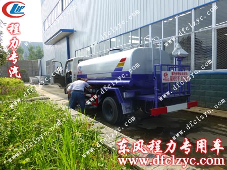 程力公司司機(jī)向向客戶講解每個(gè)裝置用途 程力公司司機(jī)向向客戶講解每個(gè)裝置用途