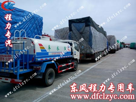 湖北程力東風(fēng)勁卡灑水車高速公路上排隊等待過收費站