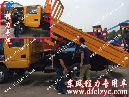 湖北程力技術(shù)員向樊先生講解自卸式汽車操作流程