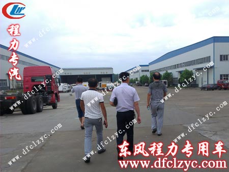 去往垃圾車生產(chǎn)車間路途中 去往垃圾車生產(chǎn)車間路途中