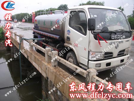 湖北程力東風(fēng)福瑞卡灑水車自吸效果展示圖 湖北程力東風(fēng)福瑞卡灑水車自吸效果展示圖