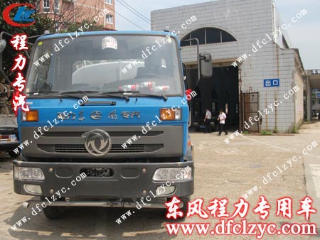 車(chē)輛管理所前檢驗(yàn)該輛東風(fēng)145灑水車(chē) 車(chē)輛管理所前檢驗(yàn)該輛東風(fēng)145灑水車(chē)