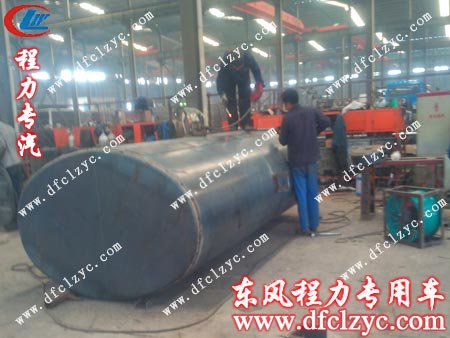 東風(fēng)多利卡灑水車(chē)罐體制作中