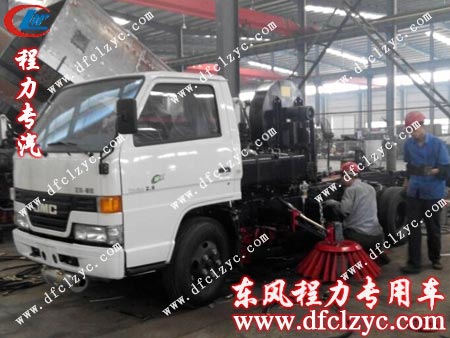 在湖北程力掃路車生產(chǎn)車間緊張生產(chǎn)中的江鈴掃路車 在湖北程力掃路車生產(chǎn)車間緊張生產(chǎn)中的江鈴掃路車