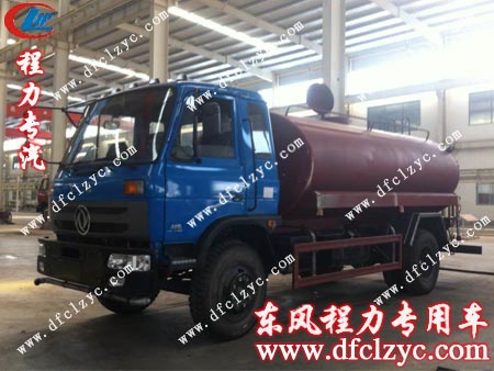 流水生產(chǎn)線上，即將組裝完工的東風(fēng)145灑水車