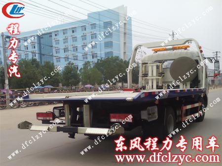 行駛中的湖北程力東風(fēng)多利卡一拖二清障車 行駛中的湖北程力東風(fēng)多利卡一拖二清障車