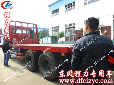 李先生正在量東風(fēng)后雙橋平板運(yùn)輸車板長