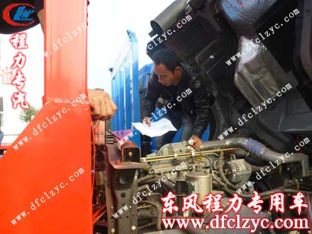 客戶在仔細的校對平板運輸車發(fā)動機型號