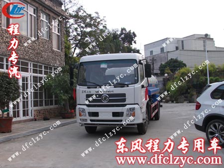 到達陳先生所在的該輛東風(fēng)天錦灑水車