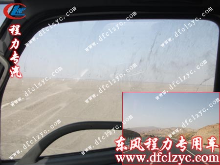 窗外黃沙彌漫，湖北程力司機(jī)默默前行